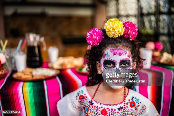 portrait of girl with sugar skull face paint during day of the dead celebration - dead girl imagens e fotografias de stock