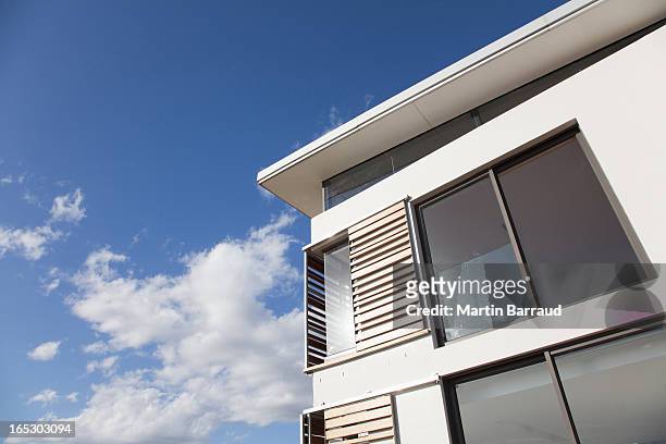 低角度のビューのモダンな木製の雨戸ハウス - よろい戸 ストックフォトと画像
