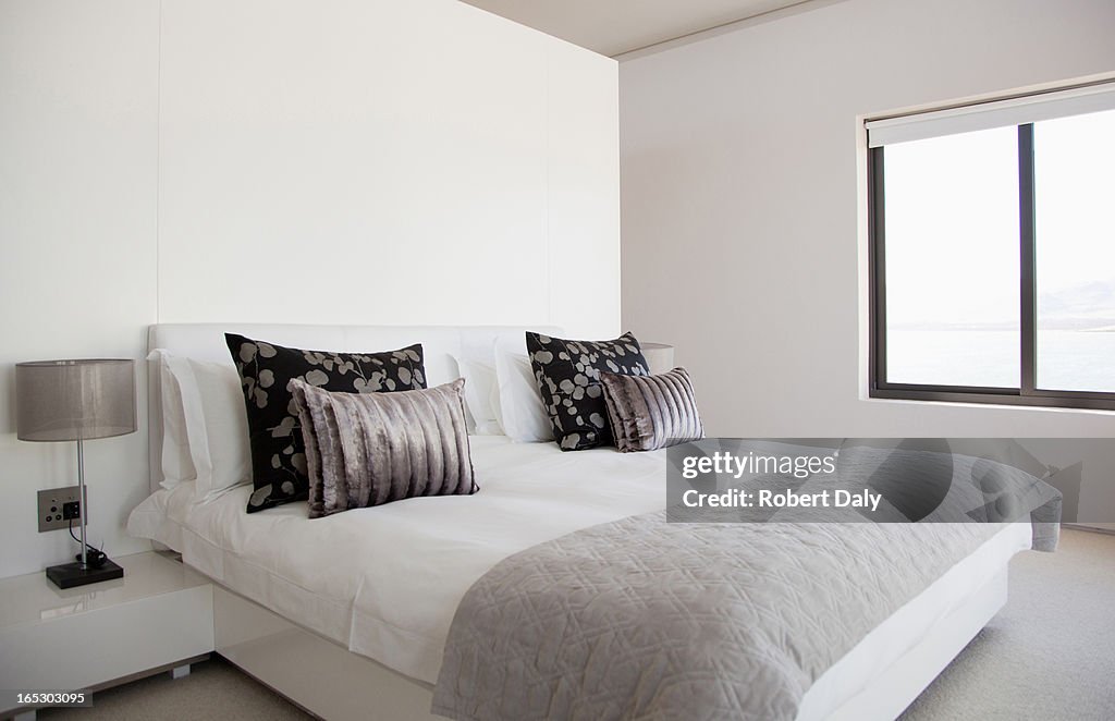 Cama no quarto moderno