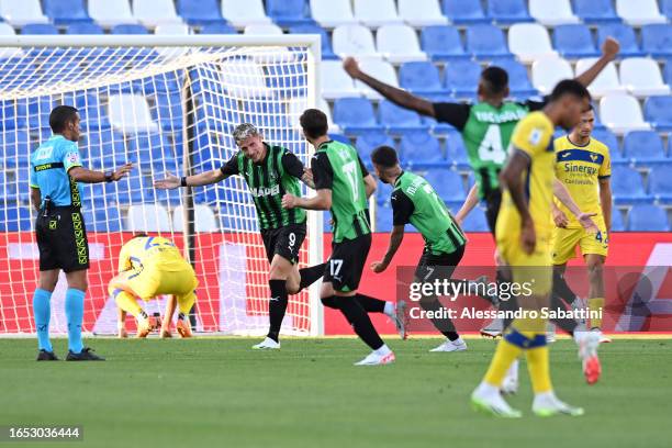Andrea Pinamonti of US Sassuolo celebrates after scoring the team's first goal with team mates during the Serie A TIM match between US Sassuolo and...