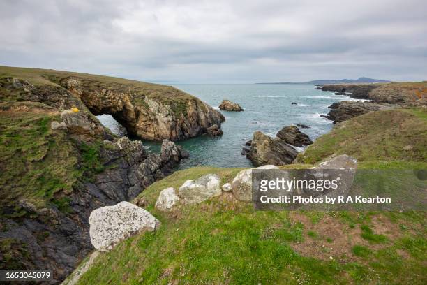 bwa du rock arch near rhoscolyn, anglesey, wales - du stock pictures, royalty-free photos & images
