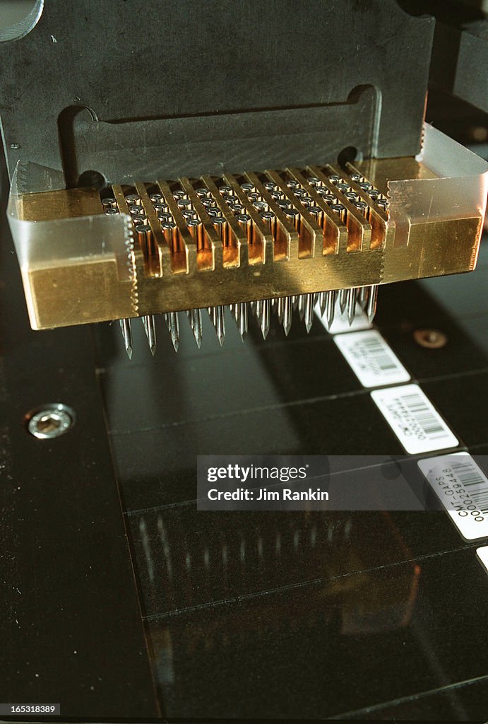 3-D MICROARRAY2 -- 02/04/2001 -- Robotic microarray machine at The Hospital for Sick Children makes