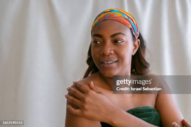 latin american woman in studio session of beauty and skin care routine. - dark skin tone stock pictures, royalty-free photos & images