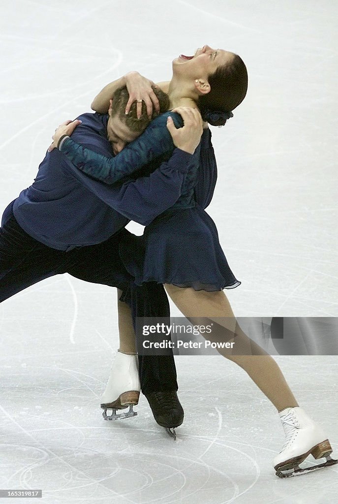 Canadian Pairs team, Jamie Sale and david Pelletier hold their ending ...