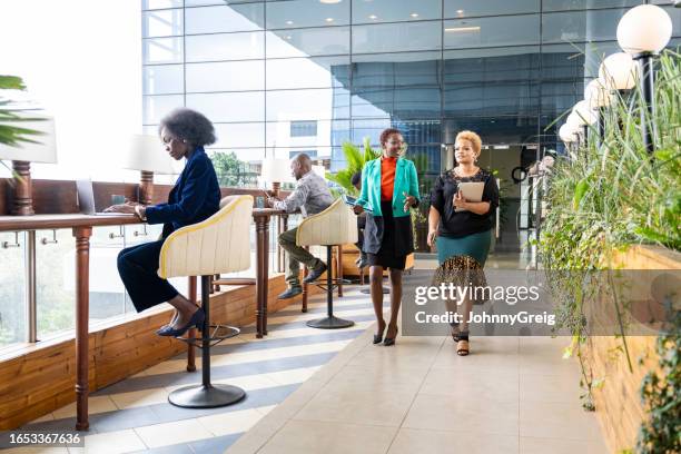現代のオフィスビルで働く企業の専門家 - east africa ストックフォトと画像