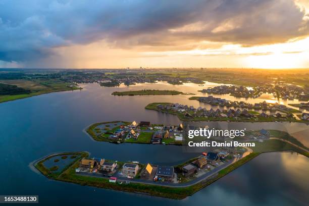 climate-neutral new housing estates on a landscaped peninsulas during sunset - groningen city stock-fotos und bilder