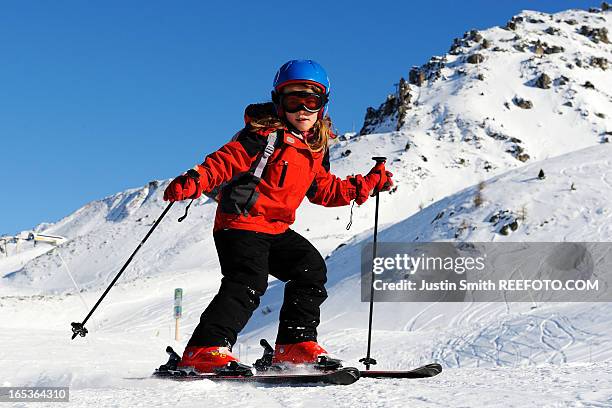 young girl skiing - trois vallées photos et images de collection