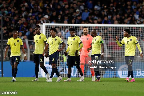 Carlos Gruezo, Félix Torres, José Hurtado Cheme, José Cifuentes, Hernán Galindez, Enner Valencia and Gonzalo Plata of Ecuador leave the field at the...