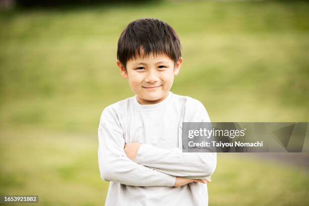 a portrait of a japanese boy who came to a spring park. - 小学生 ストックフォトと画像