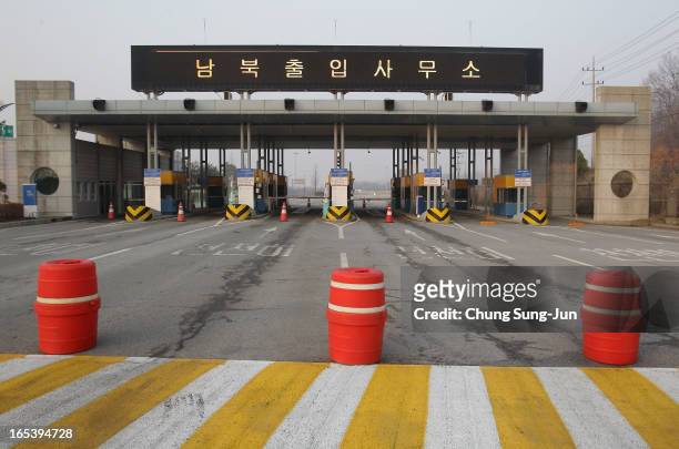 Genaral view of empty road connection Kaesong Industrial Complex with South's CIQ at inter-Korean transit office in Paju on April 4, 2013 in Paju,...