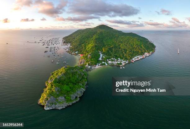 landschaftsfoto einer wunderschönen insel im ha tien-archipel, provinz kien giang, südwestvietnamesisches meer - insel phu quoc stock-fotos und bilder