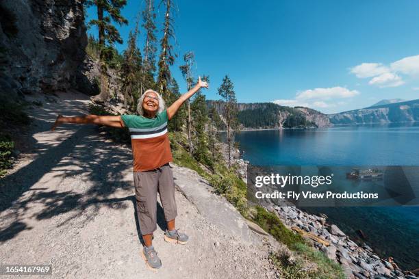 donna anziana attiva che abbraccia la bellezza della natura - oregon stato usa foto e immagini stock