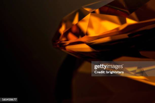 amber diamond-nahaufnahme - bernstein stock-fotos und bilder