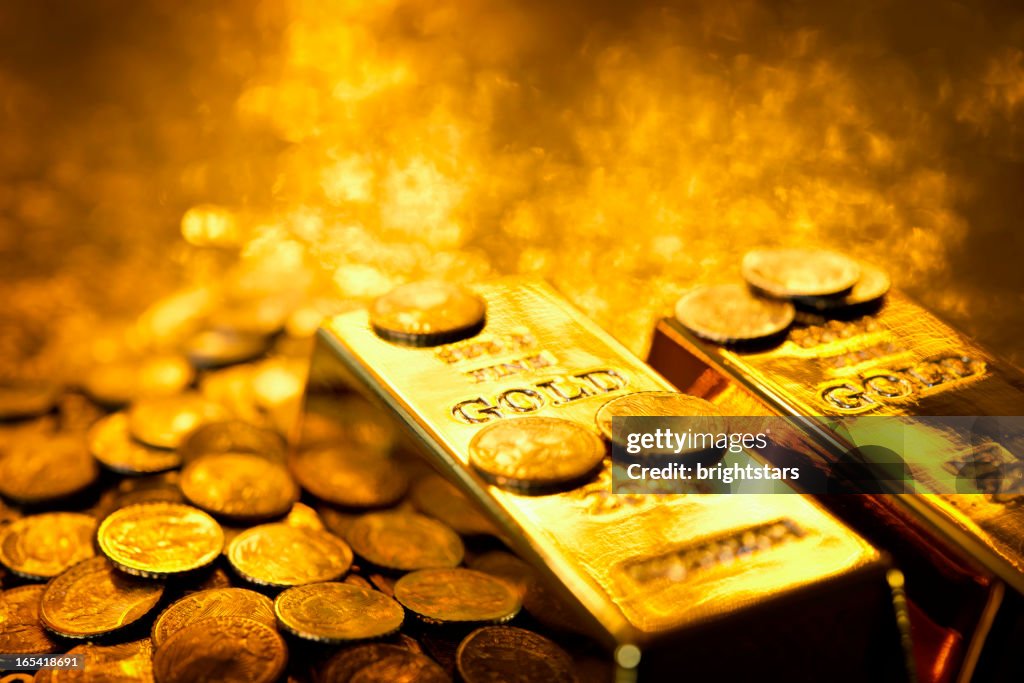 Barras de oro y monedas