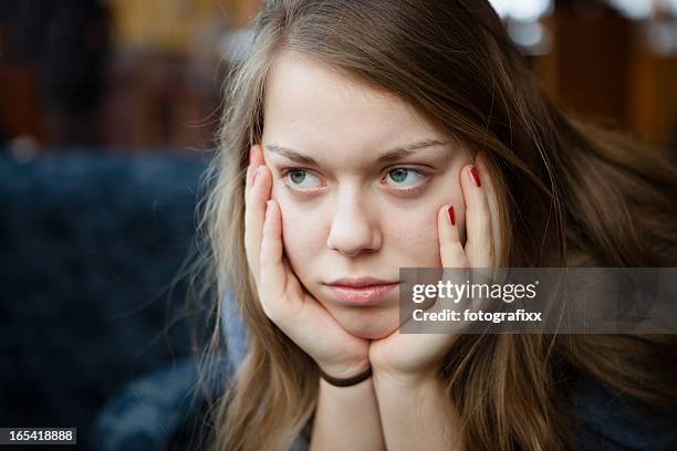 ritratto di pensoso adolescente ragazza con lunghi capelli biondi - malumore foto e immagini stock