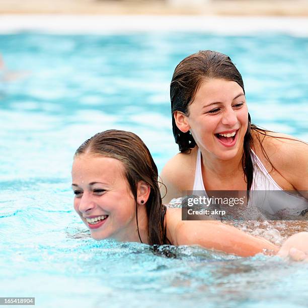 felice ragazza in piscina - girl 11 12 laughing close up foto e immagini stock