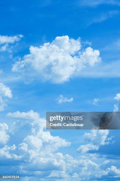 paisaje con nubes - nublado fotografías e imágenes de stock