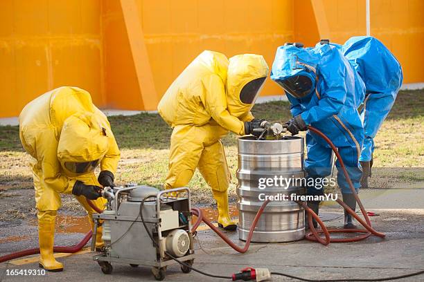 hazmat equipo - ropa protectora deportiva fotografías e imágenes de stock