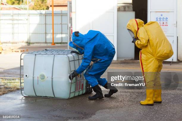 hazmat team - chemische fabriek stockfoto's en -beelden
