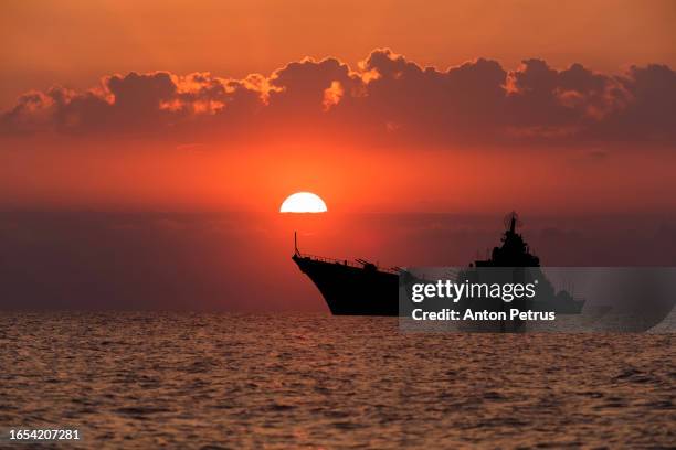 warship at sunset in the sea. fleet flagship - marina norteamericana fotografías e imágenes de stock