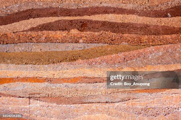 full frame shot of an earthen wall layer and texture of clay house structure. - geschichtet stock-fotos und bilder
