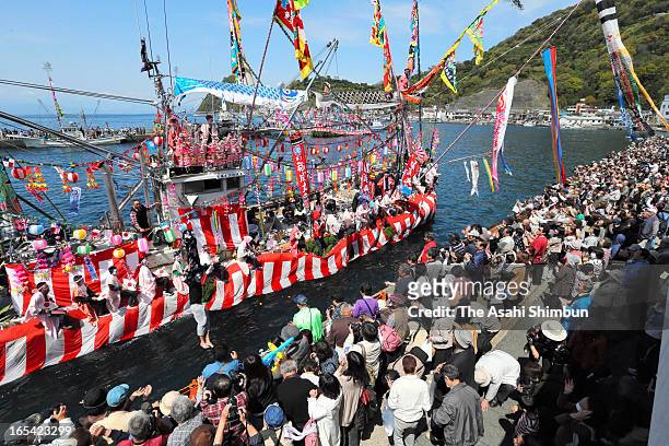 Boat carrying fishermen and boys dressed and make-up as women dance arrives at a shore during annual Ose Festival at Suruga Bay on April 4, 2013 in...