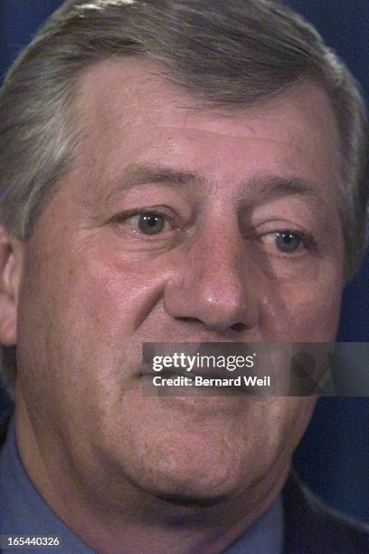 Harris_BW10-10/016/01- -Ontario Premier Mike Harris announces his retirement at a Queen's Park press conference Oct. 16, 2001. DIGITAL IMAGE