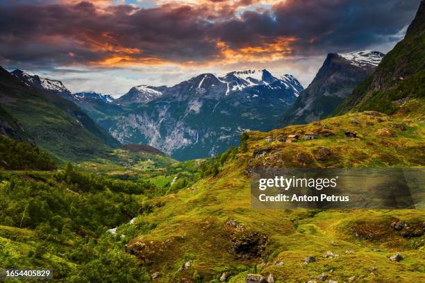 dramatic mountain landscape in northern norway - paesaggio spettacolare foto e immagini stock