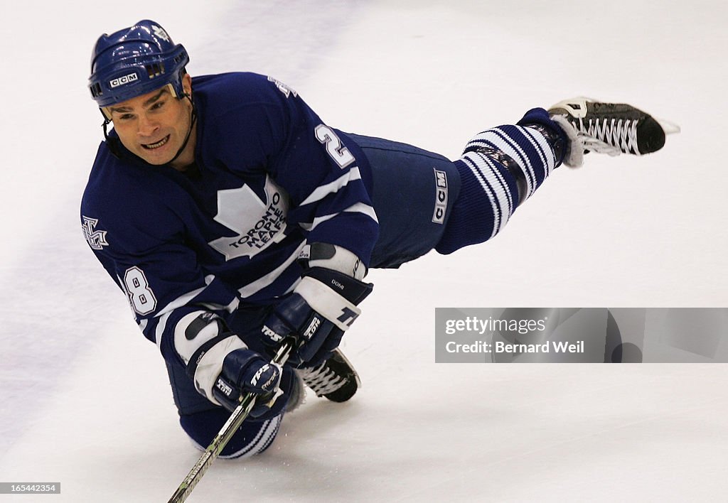 BW_041806Leafs07 Leafs' Tie Domi dives for the puck in the closing seconds of the game during final 