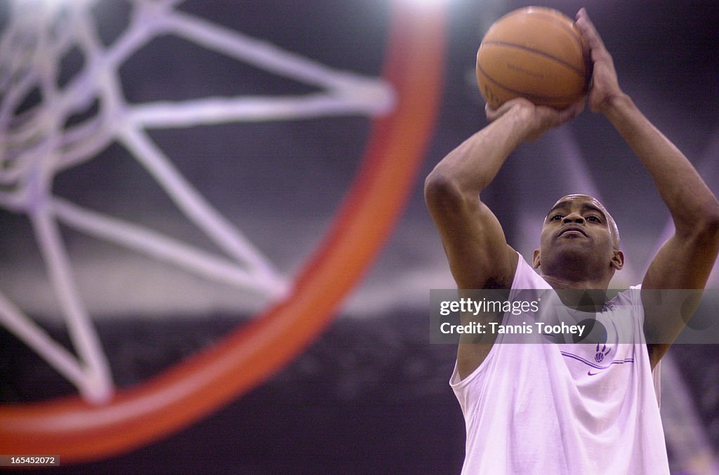 RAPSPRACTICE_01-October 28, 2002-Toronto Raptors Vince Carter practices his free throws at the end o