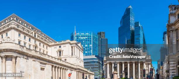 london bank of england sotto il panorama dei grattacieli del city financial district - royal exchange london foto e immagini stock