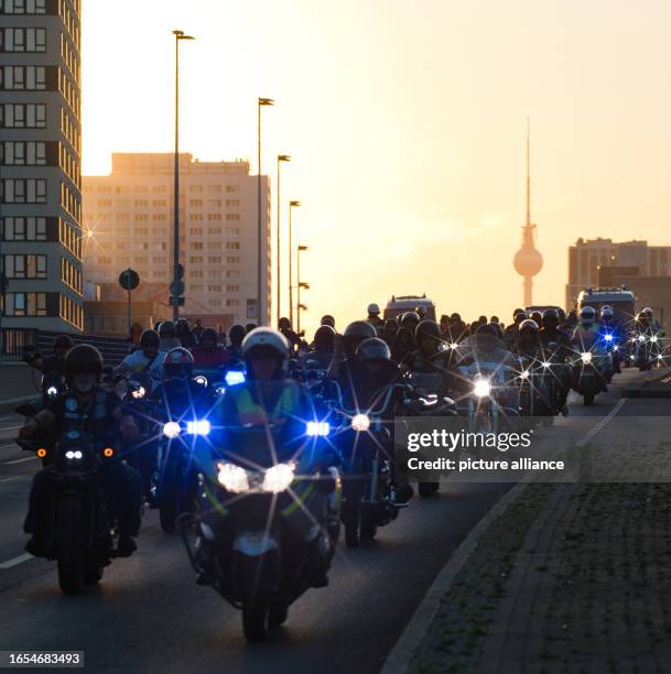 September 2023, Berlin: Several hundred motorcyclists, including members of the Hells Angels and the Bandidos, ride out of town on the Lichtenberg...