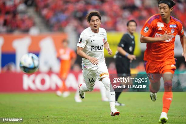 Takahiro SEKINE of Urawa Reds in action during the J.LEAGUE Meiji Yasuda J1 26th Sec. Match between Albirex Niigata and Urawa Red Diamonds at DENKA...