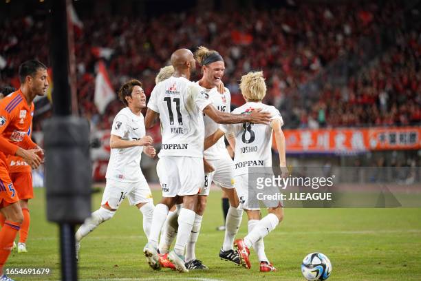 Of Urawa Reds celebrates scoring his side's first goal with his team mates during the J.LEAGUE Meiji Yasuda J1 26th Sec. Match between Albirex...