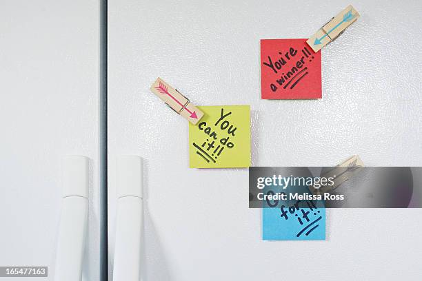 hand written notes posted on a refrigerator - réfrigérateur fermé photos et images de collection