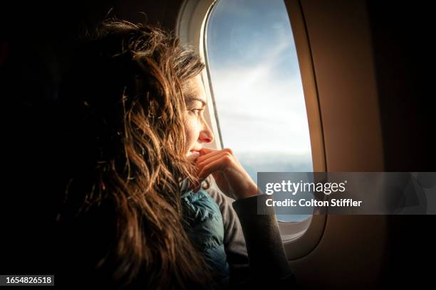 airplane window view - raamplaats stockfoto's en -beelden