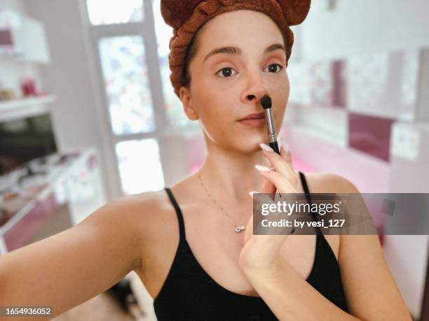 a young girl, 17-18 years, taking a selfie while doing makeup, selfie pov - 18 19 years photos stock pictures, royalty-free photos & images