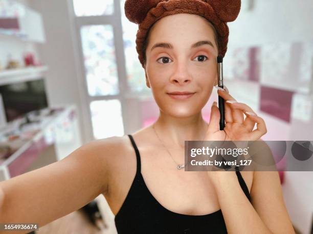 a young girl, 17-18 years, taking a selfie while doing makeup, selfie pov - 18 19 years photos stock pictures, royalty-free photos & images