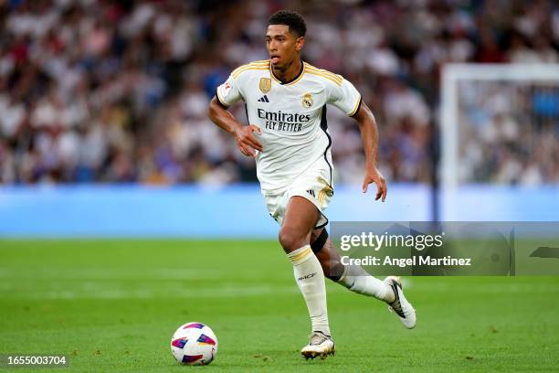 Jude Bellingham of Real Madrid runs with the ball during the LaLiga EA Sports match between Real Madrid CF and Getafe CF at Estadio Santiago Bernabeu...