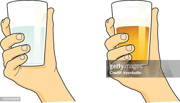 ilustraciones, imágenes clip art, dibujos animados e iconos de stock de mano agarrando una copa - lager