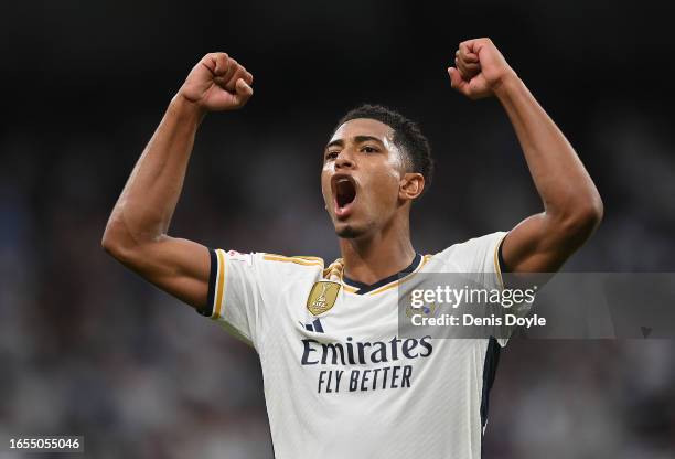 Jude Bellingham of Real Madrid celebrates victory at the end of the LaLiga EA Sports match between Real Madrid CF and Getafe CF at Estadio Santiago...