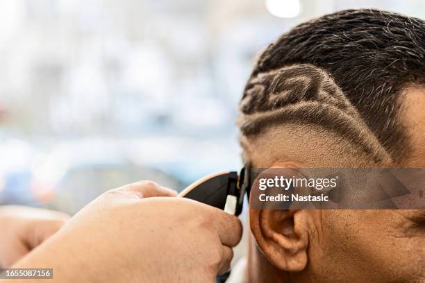 el barbero ingenioso - cabeza afeitada fotografías e imágenes de stock