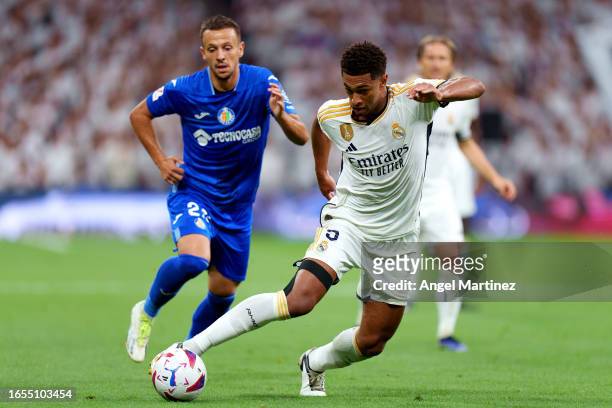 Jude Bellingham of Real Madrid is put under pressure by Nemanja Maksimovic of Getafe CF during the LaLiga EA Sports match between Real Madrid CF and...