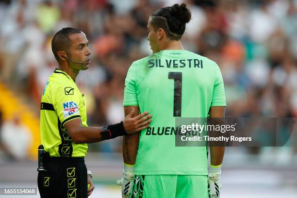 Referee Marco Guida speaks to Marco Silvestri of Udinese during the Serie A TIM match between Udinese Calcio and Frosinone Calcio at Udinese Arena on...