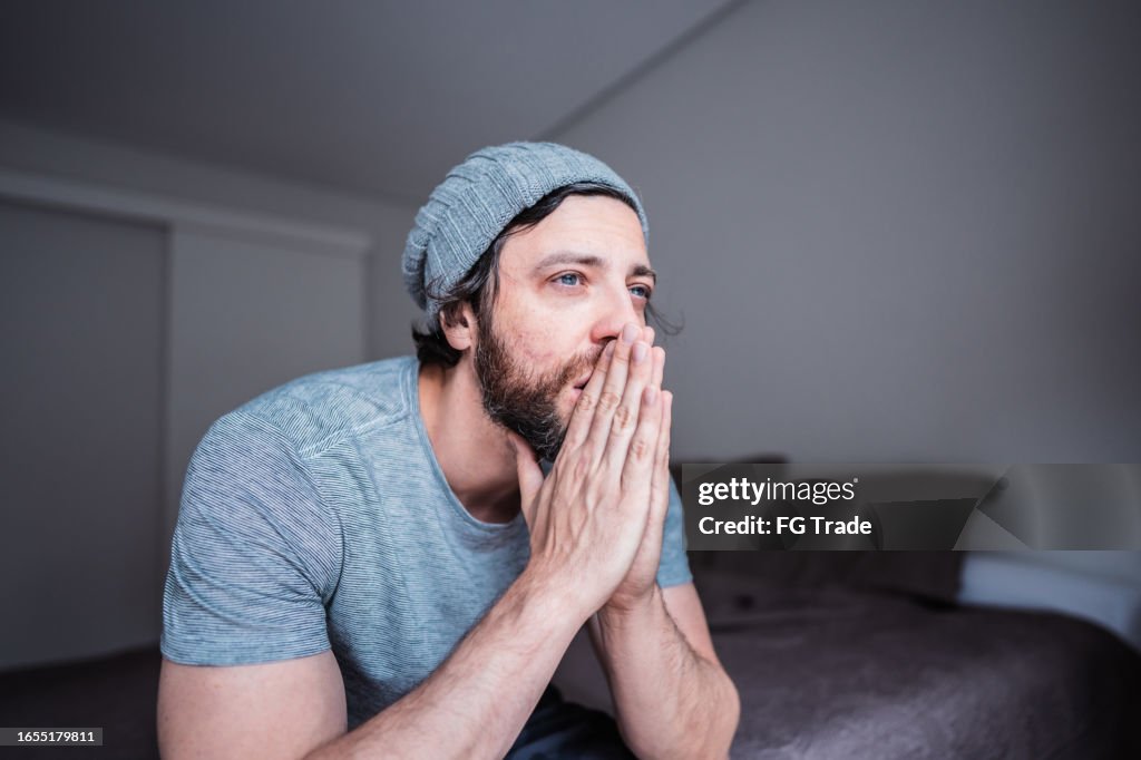 Uomo adulto medio triste e preoccupato a casa
