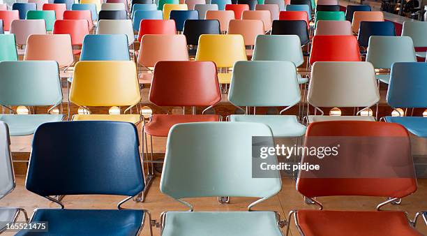 colorido vacío sillas con montaje tipo auditorio - silla fotografías e imágenes de stock