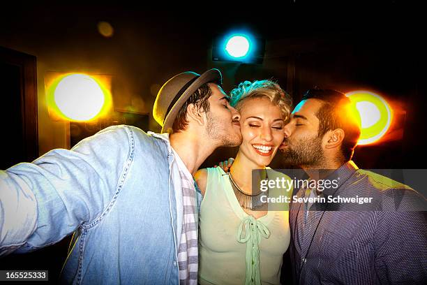 smiling friends taking picture together - lounge munich photos et images de collection