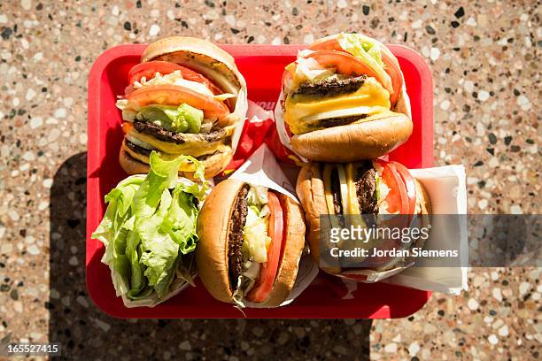fast food hamburgers - burger vue de dessus photos et images de collection