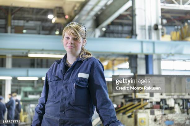 portrait of automotive apprentice wearing boiler suit in car plant - blaumann stock-fotos und bilder