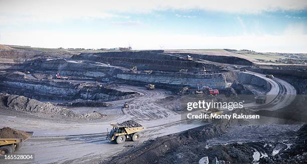 surface coal mine site, elevated view - mines de charbon photos et images de collection